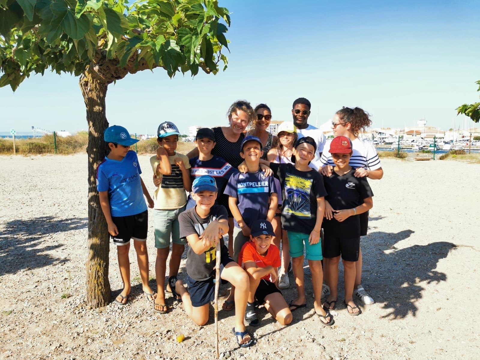 Photo de groupe avec les animateurs et les enfants durant le séjour à Valras
